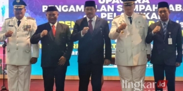 BERPOSE: Penjabat Gubernur Jawa Tengah Nana Sudjana (tengah) usai melantik jabatan pelantikan dan serah terima Penjabat (Pj) Bupati Cilacap Arief Irwanto dan Pj Bupati Pati Sujarwanto Dwi Atmoko di Gedung Gradhika Bakti Praja, Kantor Gubernuran Jawa Tengah, Semarang, Sabtu, 10 Agustus 2024. (Pemprov Jateng/Lingkarjateng.id)