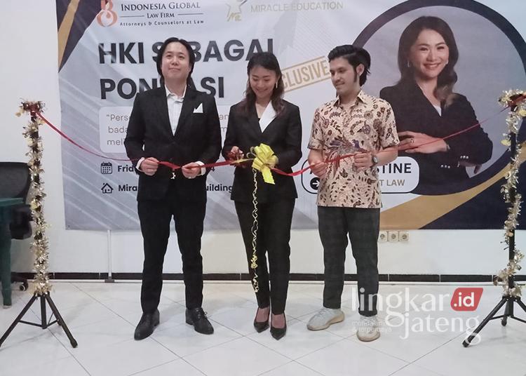 Indonesia Global Lawfirm Ekspansi ke Semarang, Sasar Investor Asing di Kawasan Industri 25 Managing Partner Indonesia Global Lawfirm Ana Agustine saat membuka kantor Cabang di Semarang didampingi Richard Tanova dan Wiliam. (Dok. Lingkarjateng.id)