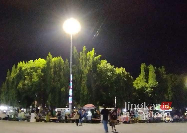 Tagihan Listrik LPJU Kabupaten Kudus Sebulan Tembus Rp 2,8 Miliar, Pemkab Minta Tambahan Anggaran 25 Suasana malam hari di kawasan Alun-alun Kudus. (Antara/Lingkarjateng.id)