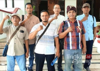 SOLID: LSM BLN Pati foto bersama di depan ruang rapat paripurna DPRD Pati belum lama ini. (Arif Febriyanto/Lingkarjateng.id)