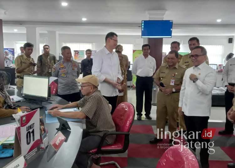 TINJAUAN: Bupati Semarang Ngesti Nugraha menemani Menteri PANRB saat mengunjungi dan meninjau langsung MPP Kabupaten Semarang belum lama ini. (Hesty Imaniar/Lingkarjateng.id)