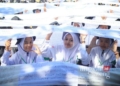 Keren! IAIN Kudus Raih Rekor Muri Penulisan Selawat Asnawiyah Terpanjang 28 Sebanyak 2.500 mahasiswa baru IAIN Kudus membentangkan tulisan Selawat Asnawiyah sepanjang 1,25 kilometer dalam penutupan PBAK IAIN Kudus pada Sabtu, 17 Agustus 2024. (Dok. HMS/Lingkarjateng.id)