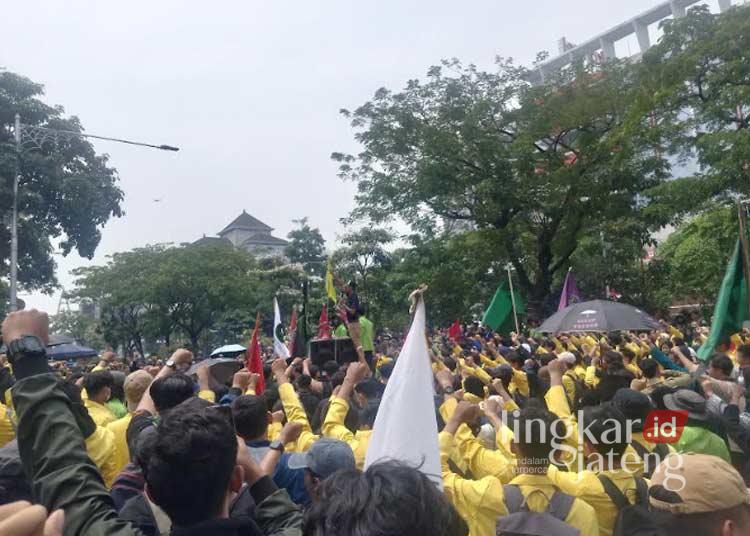 Ribuan mahasiswa dan elemen masyarakat yang tergabung dalam "Aliansi Semarang Menggugat" saat menggelar aksi demo penolakan revisi UU Pilkada di depan Gedung DPRD Jawa Tengah pada Kamis, 22 Agustus 2024. (Rizky Syahrul Al-Fath/Lingkarjateng.id)