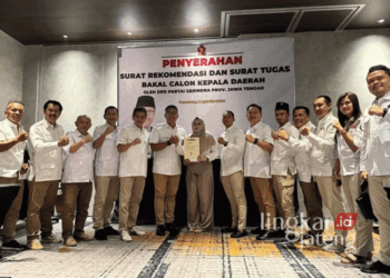 Mirna Annisa-Urike Hidayat Kantongi Rekom Gerindra untuk Pilkada Kendal 2024 25 Mirna dan Riki menerima surat rekomendasi untuk maju Pilkada Kendal 2024 di Kantor DPD Partai Gerindra Jateng, Semarang, pada Kamis, 1 Agustus 2024. (Dok. Lingkarjateng.id)