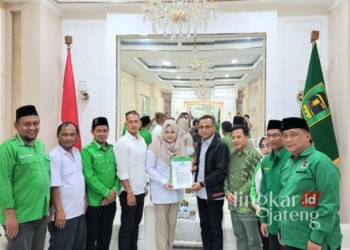 Terima Rekom PPP, Mirna-Riki Resmi Diusung 4 Parpol untuk Maju Pilkada Kendal 29 Mirna Annisa dan Urike Hidayat saat menerima surat rekomendasi dari DPP PPP di Jakarta pada Rabu, 7 Agustus 2024. (Dok. Pribadi/Lingkarjateng.id)