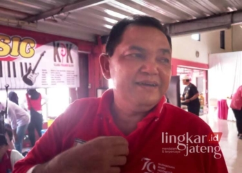 Bupati Semarang, Ngesti Nugraha, saat memberikan keterangan terkait pencalonan kembali dirinya di Pilkada 2024 pada Minggu, 18 Agustus 2024. (Hesti Imaniar/Lingkarjateng.id)