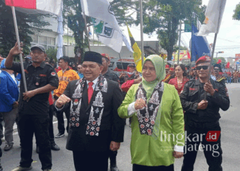 Pasangan Ngesti Nugraha-Nur Arifah diiringi parade kesenian tradisional saat mendaftar sebagai calon bupati-wakil bupati di KPU Kabupaten Semarang pada Rabu, 28 Agustus 2024. (Hesty Imaniar/Lingkarjateng.id)