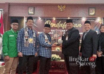 Pasangan Nurul Huda dan Yarmuji mendaftar sebagai calon bupati-wakil bupati dalam Pilbup Semarang 2024 ke KPU Kabupaten Semarang pada Kamis, 29 Agustus 2024. (Hesty Imaniar/Lingkarjateng.id)