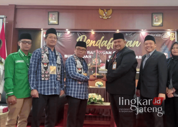 Nurul Huda-Yarmuji Gagalkan Ngesti-Arifah Lawan Kotak Kosong di Pilbup Semarang 25 Pasangan Nurul Huda dan Yarmuji mendaftar sebagai calon bupati-wakil bupati dalam Pilbup Semarang 2024 ke KPU Kabupaten Semarang pada Kamis, 29 Agustus 2024. (Hesty Imaniar/Lingkarjateng.id)