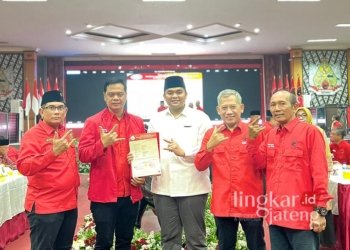 Jajaran DPC PDIP Jepara berfoto bersama paslon Witiarso Utomo dan Muhammad Ibnu Hajar usai menerima surat rekomendasi dari DPP PDI-Perjuangan. (Tomi Budianto/Lingkarjateng.id)