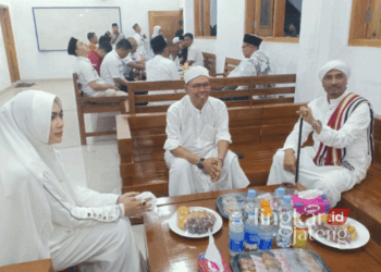 Habe Rasiman bersama istri dan juga Habib Firdaus Al-Munawar sebelum acara sholawat. (Unggul Priambodo/Lingkarjateng.id)