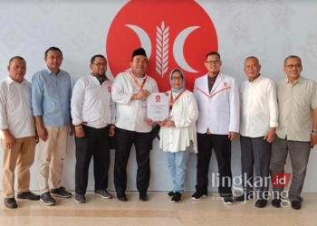 Arief Rohman dan Sri Setyorini berfoto bersama usai menerima rekomendasi dari PKS untuk Pilkada Blora pada Selasa, 20 Agustus 2024. (Dok. HMS/Lingkarjateng.id)