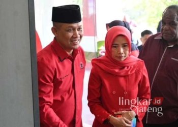 Pasangan petahana Arif Sugiyanto-Ristawati Purwaningsih saat di kantor DPP PDIP, Jakarta, untuk menerima surat rekomendasi di Pilkada Kebumen pada Rabu, 14 Agustus 2024. (Dok. HMS/Lingkarjateng.id)