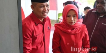 Pasangan petahana Arif Sugiyanto-Ristawati Purwaningsih saat di kantor DPP PDIP, Jakarta, untuk menerima surat rekomendasi di Pilkada Kebumen pada Rabu, 14 Agustus 2024. (Dok. HMS/Lingkarjateng.id)