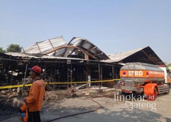 Kondisi bangunan Pasar Barang Bekas (Babe) Desa Jati Wetan, Kecamatan Jati, Kabupaten Kudus, menyisakan puing-puing usai terbakar, belum lama ini. (Mohammad Fahtur Rohman/Lingkarjateng.id)
