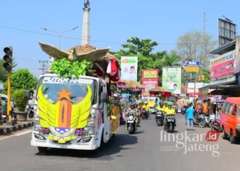 Sejumlah kendaraan bersolek saat mengikuti Pawai Mobil Hias untuk memperingati Hari Jadi ke-402 Kabupaten Pekalongan pada Sabtu, 24 Agustus 2024. (Fahri Akbar/Lingkarjateng.id)