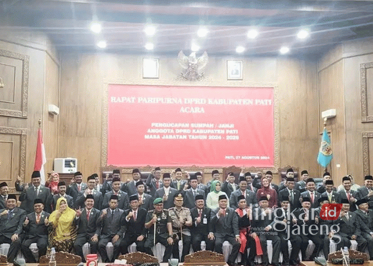 Ali Badrudin dan Hardi Isi Jabatan Ketua-Wakil Ketua DPRD Pati Sementara 25 Jajaran anggota DPRD Pati periode 2024-2029 foto bersama usai pelantikan pada Selasa malam, 28 Agustus 2024. (Arif Febriyanto/Lingkarjateng.id)
