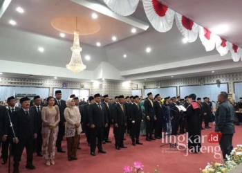 50 Anggota DPRD Kendal Periode 2024-2029 Resmi Dilantik Hari Ini 30 Sebanyak 50 anggota DPRD Kendal periode 2024-2029 mengucapkan sumpah yang dipimpin oleh Ketua Pengadilan Negeri Kendal saat pelantikan di Ruang Rapat Paripurna DPRD Kendal pada Rabu, 14 Agustus 2024. (Arvian Maulana/Lingkarjateng.id)