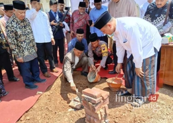 KHIDMAT: Peletakan batu pertama pembangunan Masjid Ponpes Madinatussalam Troso, Jepara, oleh Pimpinan Pondok Modern Darussalam Gontor (PMDG) KH Hasan Abdullah Sahal, pada Sabtu, 28 Agustus 2024. (Muhammad Aminudin/Lingkarjateng.id)