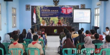 SOSIALISASI: Bunda Forum Anak Kota Pekalongan, Inggit Soraya, membuka sosialisasi pencegahan pernikahan dini bagi remaja di Kecamatan Pekalongan Utara, Kota Pekalongan di Aula Kecamatan setempat, Jumat, 9 Agustus 2024. (Kominfo Kota Pekalongan/Lingkarjateng.id)