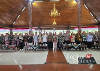 BERSINERGI: Bupati Blora Arief Rohman bersama PT LSAJ dan PT Wilmar Padi foto bersama usai sosialisasi KUR Peternakan dan Kemitraan Farmer Engagement Program PT Wilmar Padi Indonesia, di Pendopo Rumah Dinas Bupati pada Jumat, 9 Agustus 2024. (Hanafi/Lingkarjateng.id)