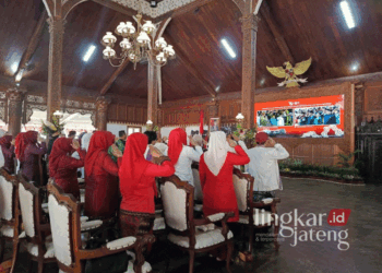 Jajaran Pemerintah Kabupaten (Pemkab) Jepara saat mengikuti upacara HUT ke-79 RI di IKN secara virtual yang bertempat di Pendopo RA Kartini pada Sabtu, 17 Agustus 2024. (Muhammad Aminudin/Lingkarjateng.id)