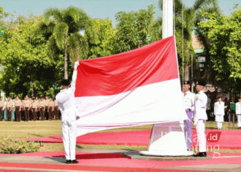 Paskibra melakukan pengibaran bendera merah putih dalam upacara peringatan HUT ke-79 RI di Alun-alun Simpang 7 Kudus pada Sabtu, 17 Agustus 2024. (Mohammad Fahtur Rohman/Lingkarjateng.id)