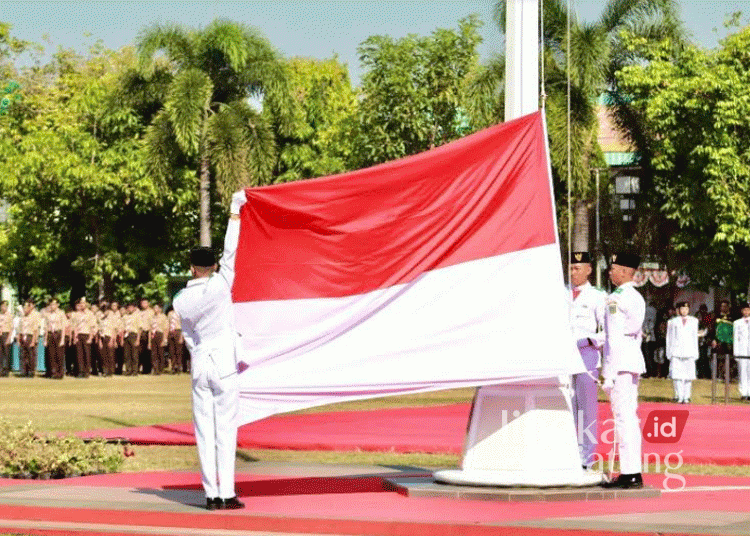 Paskibra melakukan pengibaran bendera merah putih dalam upacara peringatan HUT ke-79 RI di Alun-alun Simpang 7 Kudus pada Sabtu, 17 Agustus 2024. (Mohammad Fahtur Rohman/Lingkarjateng.id)