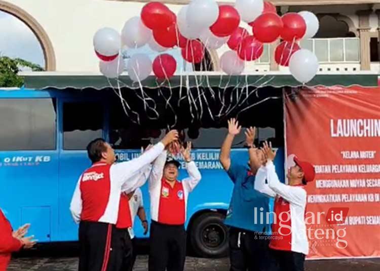 SIMBOLIS: Bupati Semarang, Ngesti Nugraha, didampingi Wakil Bupati Semarang, Basari, Sekda Kabupaten Semarang, Djarot Supriyoto, saat secara simbolis meluncurkan mobil pelayanan Kelana Muter untuk melayani program KB hingga ke pelosok desa pada Jumat, 2 Agustus 2024. (Hesty Imaniar/Lingkarjateng.id)