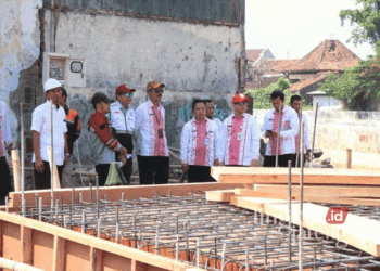 Wali kota Pekalongan HA Afzan Arslan Djunaid melakukan monitoring dan evaluasi (monev) untuk memastikan progres pembangunan rumah pompa di Kampung Bugisan, Kelurahan Panjang Wetan, Kecamatan Pekalongan Utara, pada Selasa siang, 27 Agustus 2024. (Dok. Kominfo Kota Pekalongan/Lingkarjateng.id)