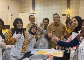 Wali Kota Pekalongan, HA Afzan Arslan Djunaid, berfoto bersama ibu-ibu rumah tangga yang sedang mengikuti pelatihan olahan kue dari Dinas Perdagangan Koperasi dan Usaha Kecil Menengah (Dindagkop-UKM) Kota Pekalongan pada Senin, 26 Agustus 2024. (Fahri Akbar/Lingkarjateng.id)