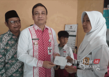 Wali Kota Pekalongan, HA Afzan Arslan Djunaid, menyerahkan beasiswa pelajar dan bantuan kebakaran rumah dari Badan Amil Zakat Nasional (Baznas) setempat pada Selasa, 27 Agustus 2024. (Dok. Kominfo Kota Pekalongan/Lingkarjateng.id)