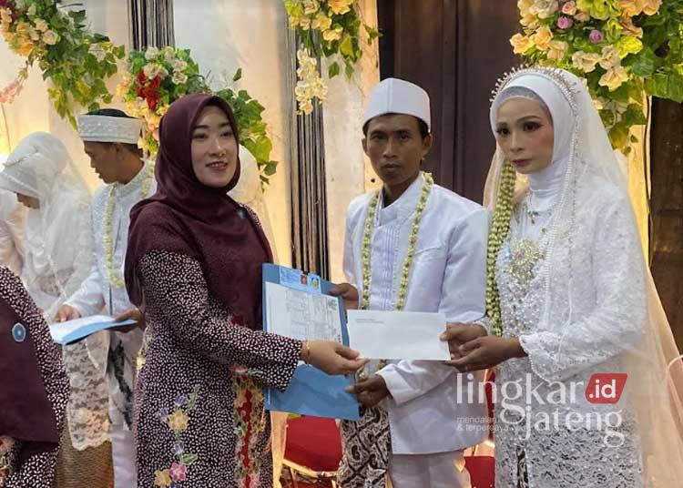 Peringati Harganas dan HUT RI, Pemkot Pekalongan Gelar Legalisasi Pernikahan Gratis 25 Pemkot Pekalongan melalui Dinsos-P2KB bekerja sama dengan TP PKK setempat menggelar legalisasi pernikahan gratis dalam rangka memperingati Harganas dan HUT RI pada Senin, 5 Agustus 2024. (Dok. Kominfo Kota Pekalongan/Lingkarjateng.id)