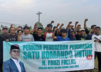 Sejumlah anak muda yang tergabung dalam komunitas Pemuda Penggerak Perubahan saat menyatakan dukungan kepada Fauzi Fallas sebagai Bupati Batang periode 2024-2029. (Dok. HMS/Lingkarjateng.id)