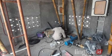 Pekerja sedang melakukan pengerjaan Instalasi Pengelolaan Air limbah (IPAL) di proyek Pasar Glendoh Baru, Grobogan, pada Minggu, 25 Agustus 2024. (Eko Wicaksono/Lingkarjateng.id)