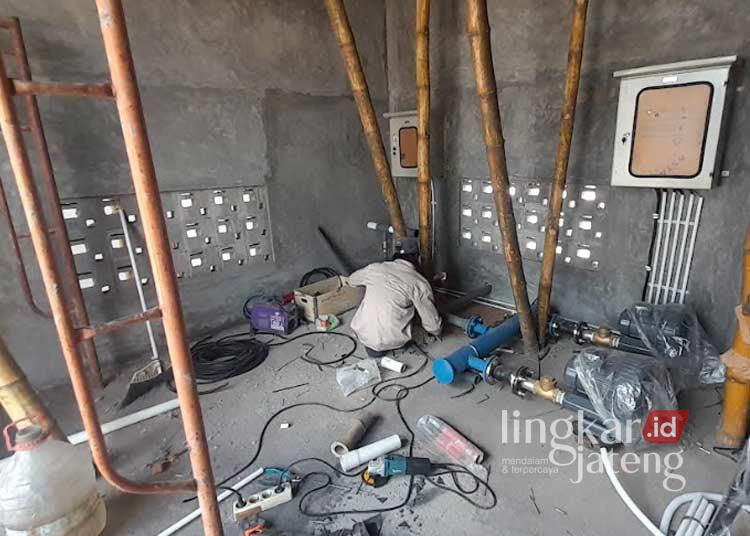 Pekerja sedang melakukan pengerjaan Instalasi Pengelolaan Air limbah (IPAL) di proyek Pasar Glendoh Baru, Grobogan, pada Minggu, 25 Agustus 2024. (Eko Wicaksono/Lingkarjateng.id)