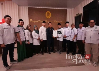 SERAHKAN BERKAS: Jajaran pengurus DPC PKB Grobogan menyerahkan SK kepengurusan ke Pengadilan Negeri (PN) Purwodadi pada Selasa, 20 Agustus 2024. (Eko Wicaksono/Lingkarjateng.id)