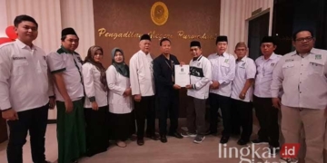 SERAHKAN BERKAS: Jajaran pengurus DPC PKB Grobogan menyerahkan SK kepengurusan ke Pengadilan Negeri (PN) Purwodadi pada Selasa, 20 Agustus 2024. (Eko Wicaksono/Lingkarjateng.id)