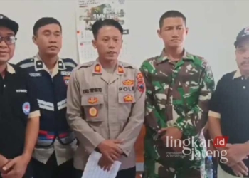 Kapolsek Margoyoso didampingi Danramil dan pejabat Kecamatan Margoyoso mengeluarkan laragan penggunaan sound horeg di karnaval haul Mbah Ronggo Kusumo pada Selasa, 13 Agustus 2024. (Arif Febriyanto/Lingkarjateng.id)