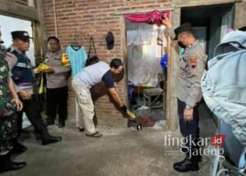 IDENTIFIKASI: Polisi saat melakukan olah TKP gantung diri seorang pria di Desa Sumbermulyo, Winong, Pati, pada Sabtu, 3 Agustus 2024. (Arif Febriyanto/Lingkarjateng.id)