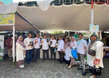 KKN UNISNU Desa Sumanding Jepara Promosikan Kopi 'TAMPAN' di FEBers Business Festival 26 Sejumlah pengunjung foto bersama usai mencoba kopi "TAMPAN" yang dipromosikan oleh tim KKN UNISNU Jepara XVII Desa Sumanding di FEBers Business Festival. (Dok. HMS/Lingkarjateng.id)