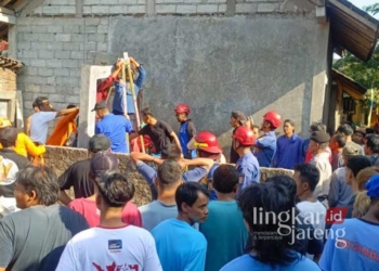 EVAKUASI: Sejumlah petugas relawan dari BPBD Kabupaten Semarang dan Kabupaten Boyolali melalukan evakuasi terhadap seorang bocah berusia 6 tahun yang tercebur di dalam sumur di Desa Mukiran, Kecamatan Kaliwungu, Kabupaten Semarang, pada Kamis, 8 Agustus 2024 sore. (Dok. Polres Semarang/Lingkarjateng.id)