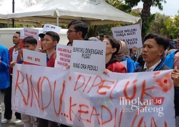 Puluhan mahasiswa yang tergabung dalam Ikatan Mahasiswa Muhammadiyah Kabupaten Kendal beserta Badan Eksekutif Mahasiswa Universitas Muhammadiyah Kendal Batang (UMKABA) Kendal menggeruduk kantor Bupati Kendal pada Senin, 12 Agustus 2024. (Arvian Maulana/Lingkarjateng.id)
