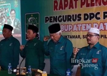 Ketua DPC PKB Pati, Bambang Susilo (dua dari kiri),  Ketua Dewan Syuro DPC PKB Pati, Muhammad Nur Qosim (dua dari kanan), serta petinggi DPC PKB lainnya memimpin rapat pleno di Kantor setempat pada Kamis, 15 Agustus 2024. (Dok. Pribadi/Lingkarjateng.id)