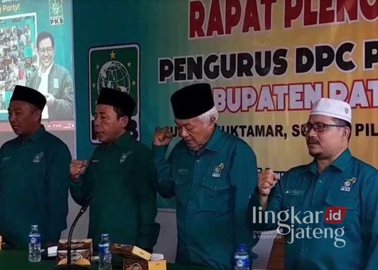 PKB Pati Satu Suara Dukung Cak Imin Jadi Ketum Kembali 25 Ketua DPC PKB Pati, Bambang Susilo (dua dari kiri), Ketua Dewan Syuro DPC PKB Pati, Muhammad Nur Qosim (dua dari kanan), serta petinggi DPC PKB lainnya memimpin rapat pleno di Kantor setempat pada Kamis, 15 Agustus 2024. (Dok. Pribadi/Lingkarjateng.id)