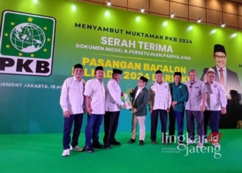 Bambang Pujiyanto didampingi pengurus DPC PKB Grobogan saat menerima rekomendasi dari Ketum PKB Muhaimin Iskandar di Jakarta pada Minggu, 18 Agustus 2024. (Dok. Pribadi/Lingkarjateng.id)