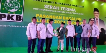 Bambang Pujiyanto didampingi pengurus DPC PKB Grobogan saat menerima rekomendasi dari Ketum PKB Muhaimin Iskandar di Jakarta pada Minggu, 18 Agustus 2024. (Dok. Pribadi/Lingkarjateng.id)