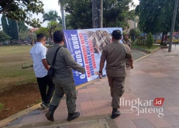 Pembongkaran baliho oleh Satpol PP Kabupaten Jepara disebabkan melanggar peraturan yang telah ditetapkan. (Muhammad Aminudin/Lingkarjateng.id)