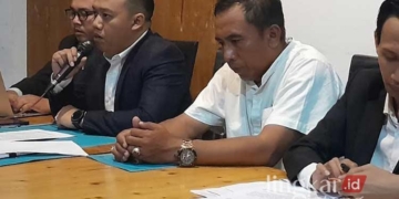 KONFERENSI PERS: Kuasa hukum Sekretaris Desa Asemrudung Suraji, Denny Ardiansyah (dua dari kiri), memberikan keterangan pers di Resto Pelangi, Grobogan, pada Rabu malam, 7 Agustus 2024. (Eko Wicaksono/Lingkarjateng.id)
