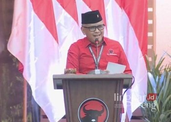 Sekretaris Jenderal DPP PDIP, Hasto Kristiyanto dalam Pengumuman Bakal Calon Kepala Daerah atau Wakil Kepala Daerah dari PDI Perjuangan Tahap 3 yang diselenggarakan pada Senin, 26 Agustus 2024. (Tangkapan Layar YouTube PDIP/Lingkarjateng.id)